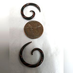 8g 1 pair of red and black Glass spiral tapers 8g gauged earrings